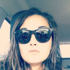 Meet your Posher, Cassandra